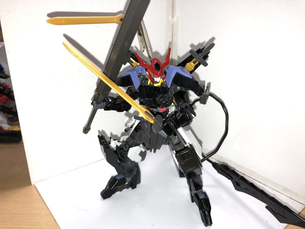 レーテー型新二対刀｢クラウソラス｣
二対刀(についがたな)であるこの武装はオールレンジ攻撃も視野に入れた武装で、実際に手に持って振ることもある ただ振るにしてもオールレンジ攻撃するにも必ず対で使うことが義務付けられている(画像のはそれぞれのイメージのため別々にしてある)

両刃剣型鈍器｢ブレイクブレイド｣
以前、マルヴァジタの時に使用していたティルフィングを改良した武装  重量を半減し、その分強度を増したこの武装は振りおろした方向にティルフィングの1.5倍の重力加速度がかかり、掠めただけでも5kmは軽く後退するほど  地面に叩きつけられたら跡形がなくなる  空中から叩きつけられればその速さは人間の限界を超えるGがかかるとされている