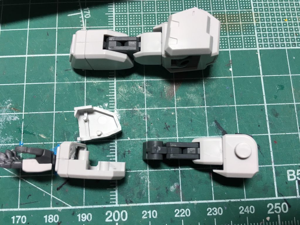 　前腕の後ハメ加工はホビージャパンを参考にしようと試みましたが、強度が不安だったため、手首部分を切り離して接着。肘側の装甲は合わせ目を段落ち処理しました。
　上腕も同様に合わせ目を段落ち加工しています。