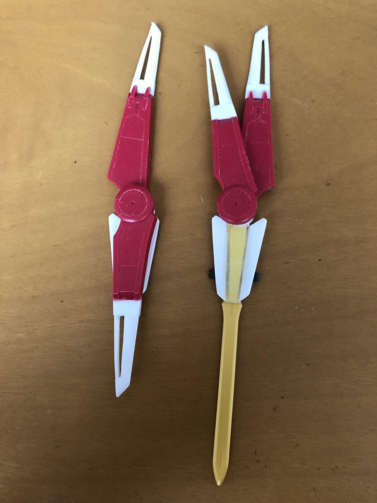 シールドは両サイドに刃をスクラッチで
追加して大型化
又、可動出来るようにこれも分割や
スクラッチでパーツ追加など施して
ギミックを実現しました