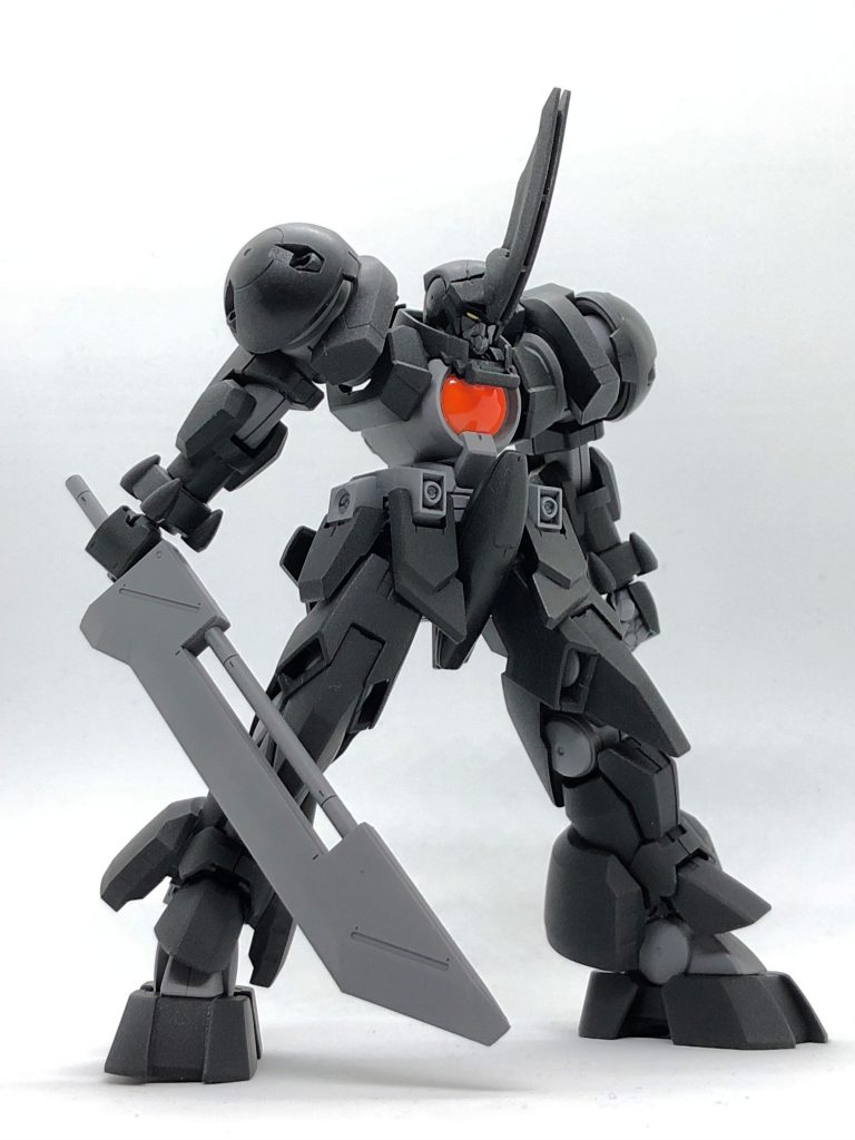 手持ち武器はバスターソードのみ。
内蔵武器はオーガ刃-Xとほぼ変わりませんが拳はジンクス系のものではなく大型の拳に変更しているため、GNバルカンとGNクローは使用不可。かわりにビームスパイクの放出口からビームを放つことが可能。