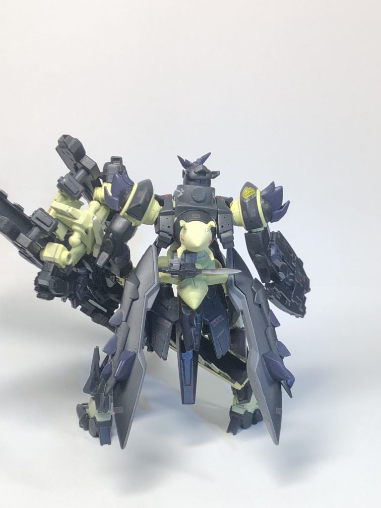 武器持った後ろ姿はこんな感じ
ナイフは後ろに懸架できます