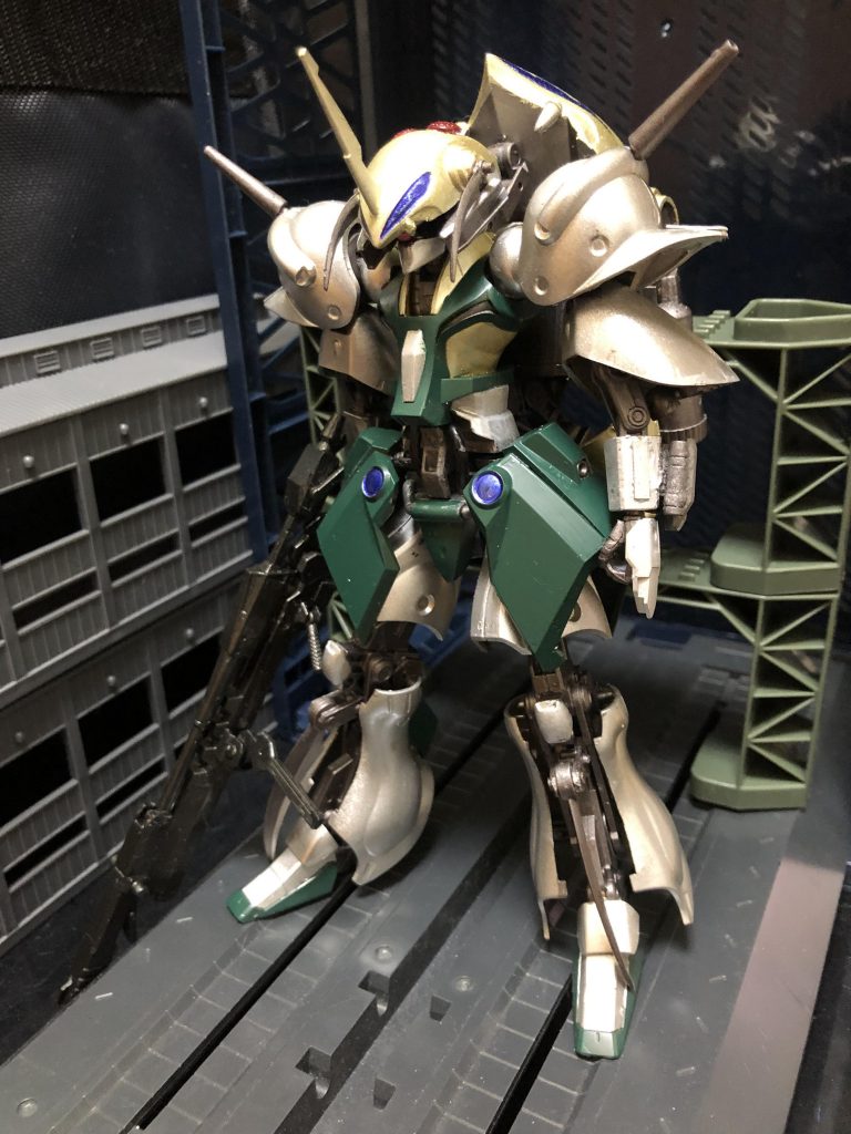 ハマーン様「おお?コレか!って......!イヤナンダコレーーーーっ!!!(;゚Д゚i|!)」oyz「この機体は、ガブスレロと申します。ティターンズで開発されたガブスレイを鹵獲、解析データから再構築された機体であります。先ずは、オリジナルベースであるガブスレイの詳細から観て頂きましょう。」・ガブスレイパプテマス・シロッコがメッサーラに続いて設計し、連邦軍ルナツー基地にて開発された試作型TMS(可変モビルスーツ)いわゆる「第三世代MS」に該当され、メッサーラの流れを汲む機体である。ムーバブルフレームの搭載により、従来MSサイズに抑えつつ可変機構を実装しており砲撃戦・格闘戦ともに優れた性能を誇る