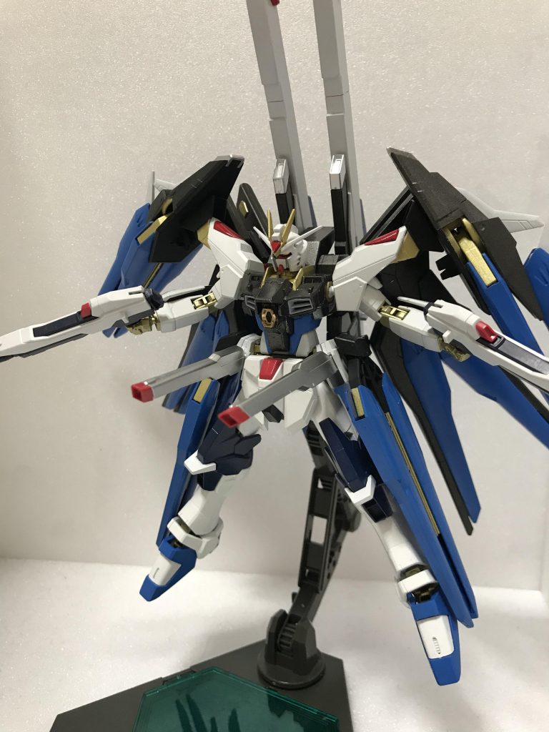 次に腰に装備されてる
【MMI-M15E クスィフィアス3レール砲】
(ドラグーンラック搭載仕様)
こちらもストフリの装備をそのままに
サーベルラックのところにドラグーンラックを
搭載した特殊仕様