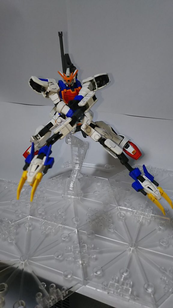 ガンダムウイング後半ＯＰ風にツインドラゴンハングを展開。