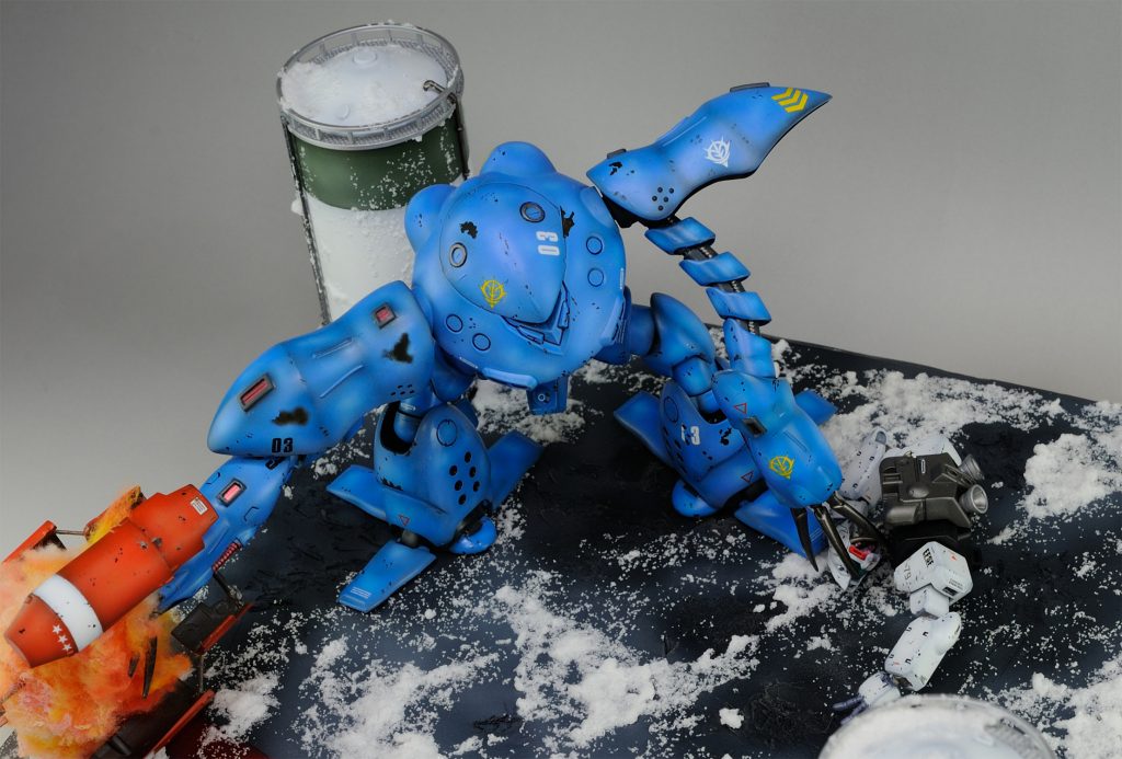 何気に固定のモノアイを右に睨みを効かせるように改造するのが手間でした。