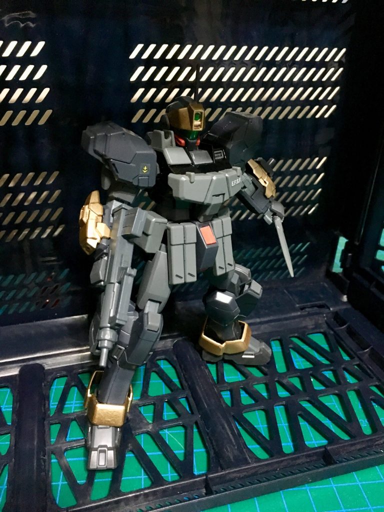 接近戦にはナイフを多用