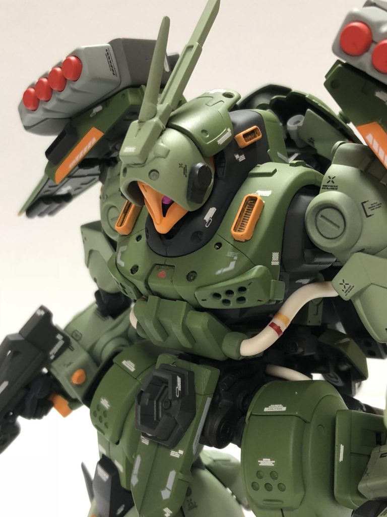 胸部アップで。wikiで調べるとズサのラフデザインは出渕氏なので出渕穴がよく似合うのです。機体名のゾノスも本来ズサに付くはずの名前から。