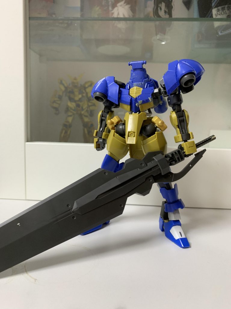 大剣を持たせると腕が上手く回らなかったので試しにグレイズシリーズの肩パーツを使いポージングの幅を広げました