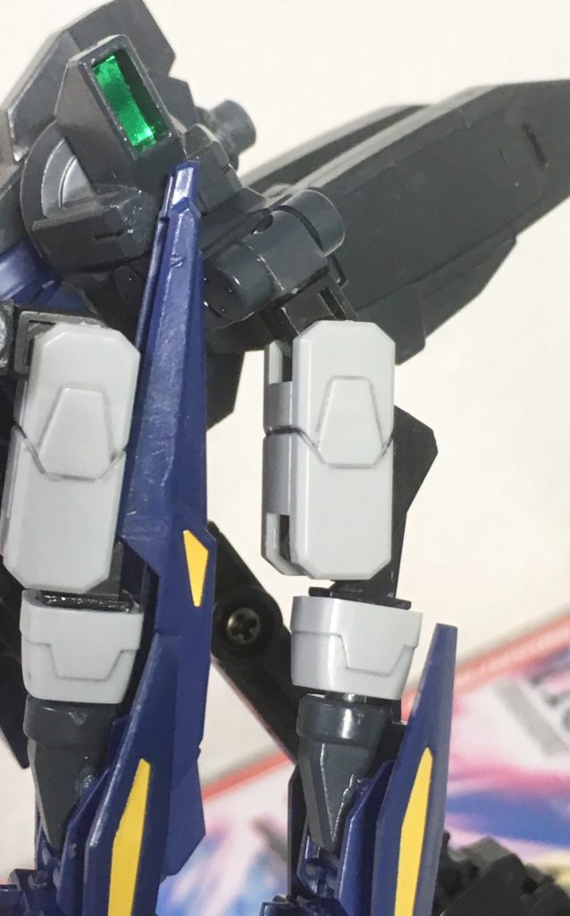 サブアームの黒い内部フレームが少しだけジグザグにズレるようになる事で、青い伸びてるパーツの中に収まるようになってます。