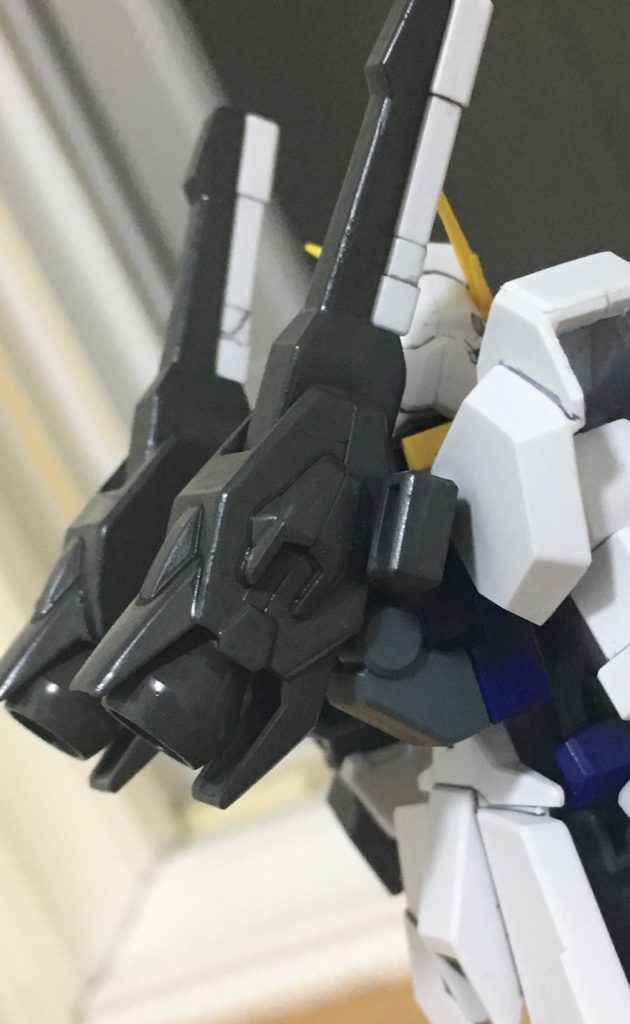 バックパックは真ん中から分割し、前後に可動式にしました
これにより効率のいい角度でのスラスター点火が出来るのでは…?
あとは単純にビームサーベルの抜きやすさも上がってるはずです