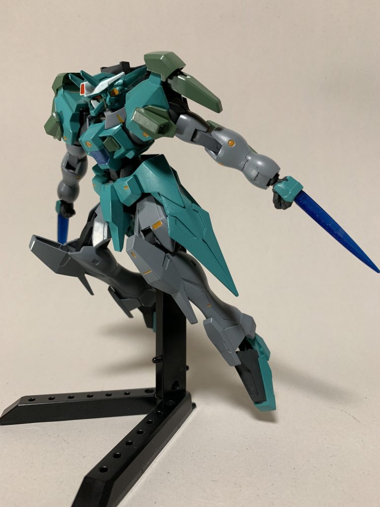 両手のソードはディナイアルから。クリアブルーで色味を変更。