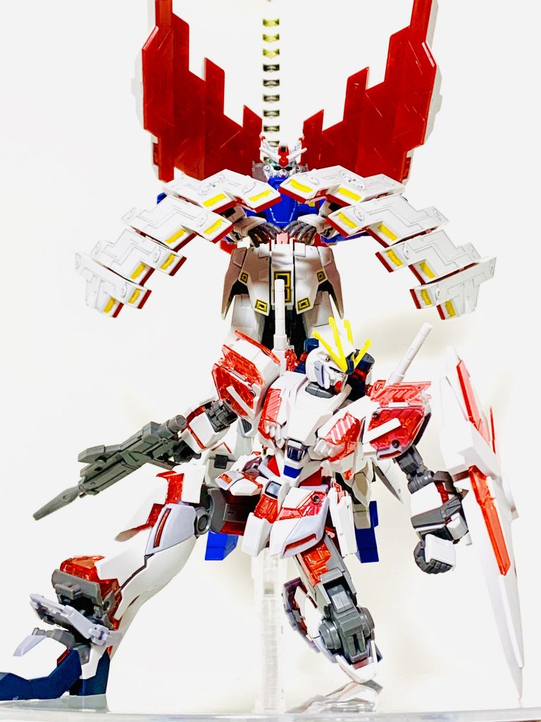 展開したサイコプレートの範囲内なら、ムーンガンダムのパイロットの思念波のアシストで、ナラティブガンダムの機動性がアップするとかなんとか。