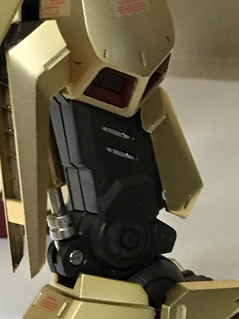 足首。シリンダーをシャインシルバーとレッドゴールド（いずれもガンダムマーカー）で塗装しています。