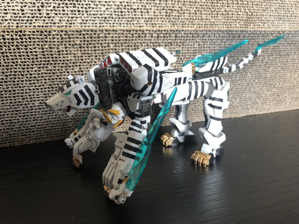 大型MB形態『白虎』
AIビャッコが操縦する、本機の最終形態。獣のような動きに加えてクローを展開、敵を切断する。
全形態で最も攻撃力・スピードが高いが、機体への負荷が大きいため長時間変形できない。
あのかわいかった小トラが、こんなに大きく逞しくなりました笑
ようやく可変機としての面目躍如といったところでしょうか。