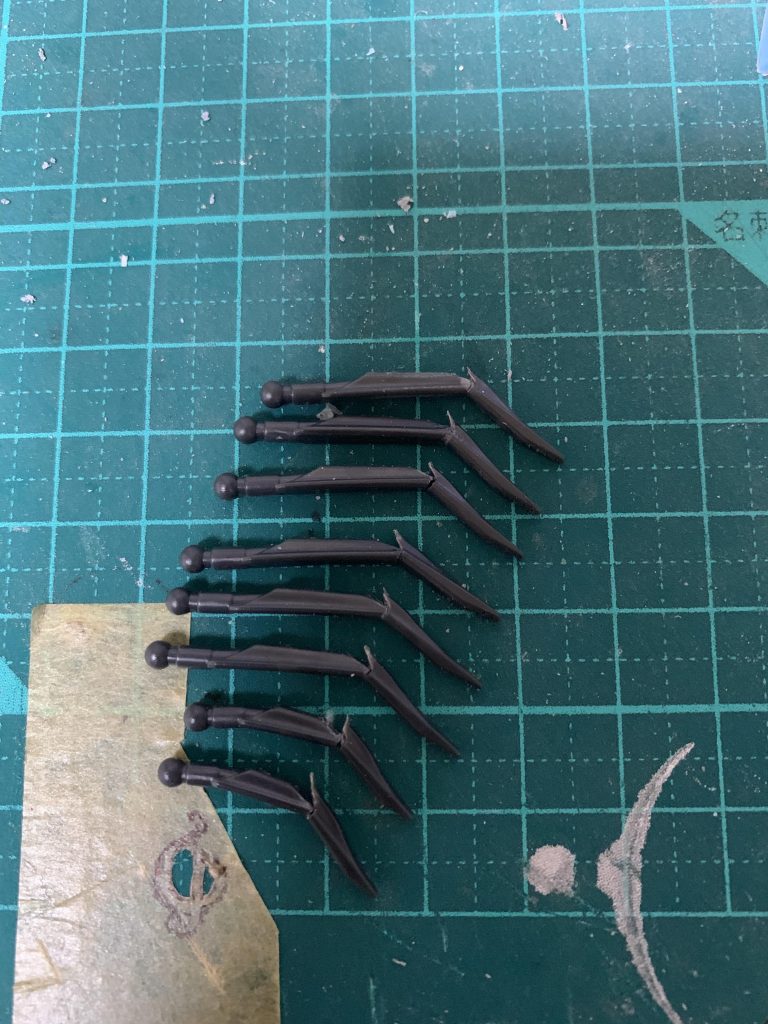 爪は一度切断し、角度をつけることで立体感アップ❗️