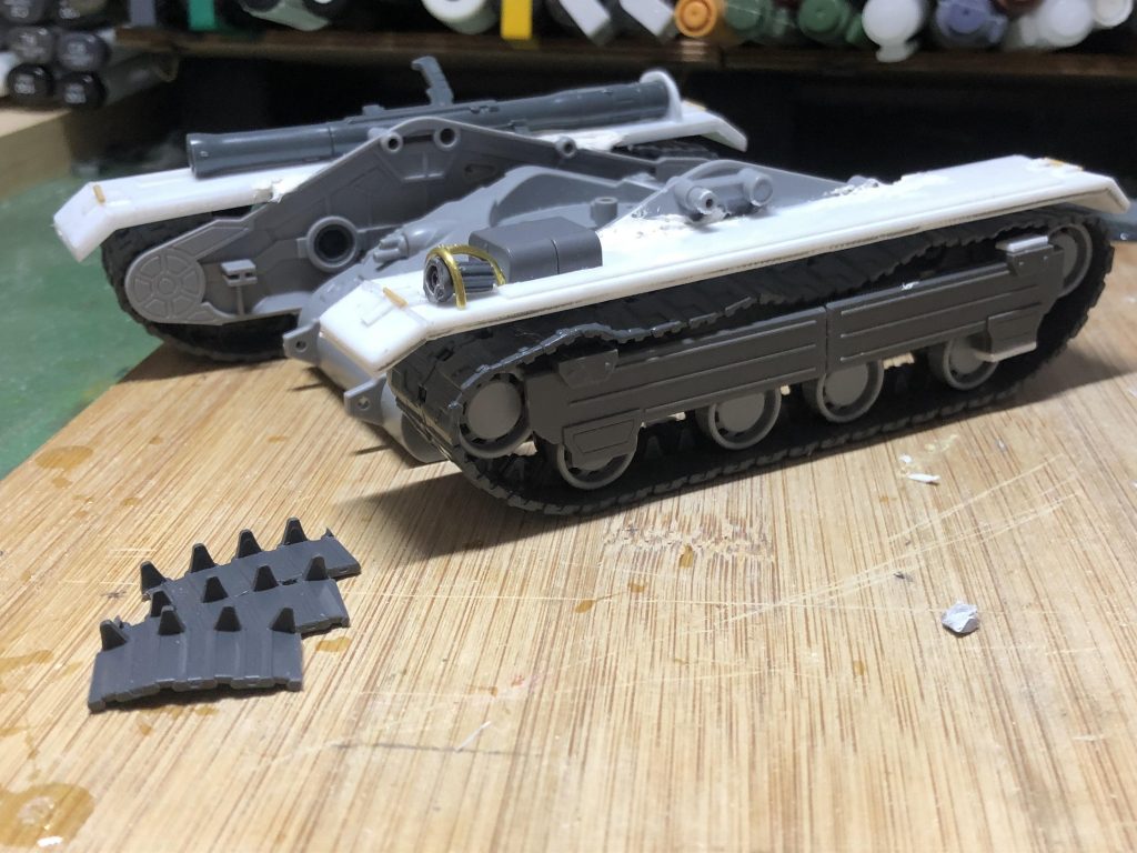 プラ板を使って戦車っぽい部分を作り直ししています。