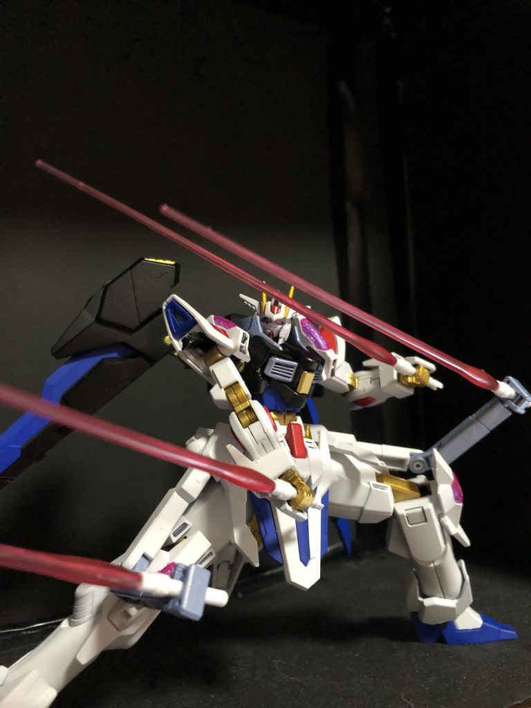 サイドアーマーはストライクフリーダムを意識しつつも元が格闘特化の機体にレールガンは…と思いキマリストルーパーのものにそれっぽく切り貼りして隠し腕に