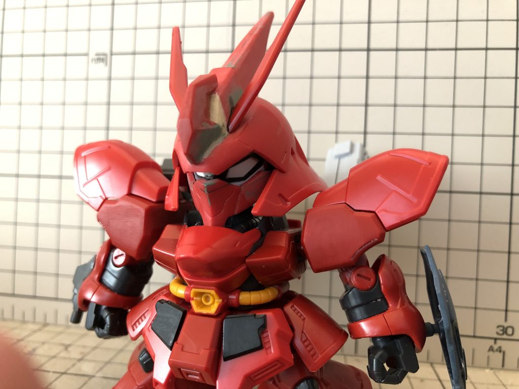 ヘルメットはSDCSナイチンゲールの角とシナンジュの額を追加しました。
マスクは上部を延長し、自分の好みのマスクを削り出ししました。ツインアイはSDCSゼータの物を移植しました。
個人的には上手くいったと思っておりますw