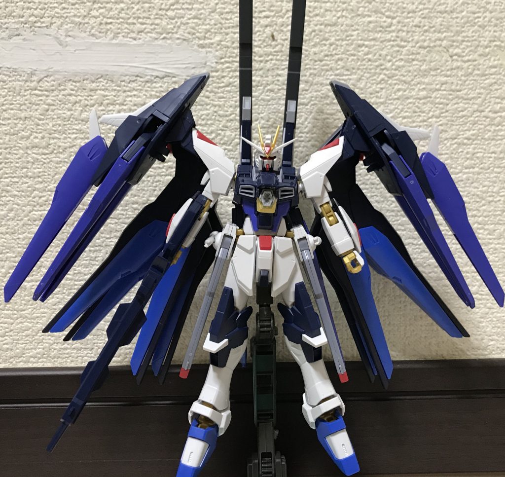 初期完成形はビームサーベル搭載にしていたが
何を思ったか追加で4基装備させるという
気が狂った所業をした為
この形から少し変わる事に
(今思えばこれで塗装してれば
SEEDコン間に合ってたのにね…w)