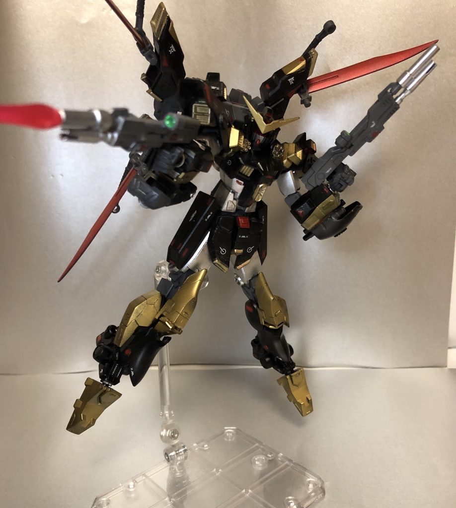 ## ダブルビームライフル
インパルスランシエ、アルクの余剰パーツ。
それにスカルウェポンのあまりのビームサーベル基部をつけて発射口を二つにしている。
*二つの発射口に二丁ライフルで4倍強い!*
という頭の悪い発想から生まれたが、単純に強い。またロングビームサーベルを形成できる点も侮れない。