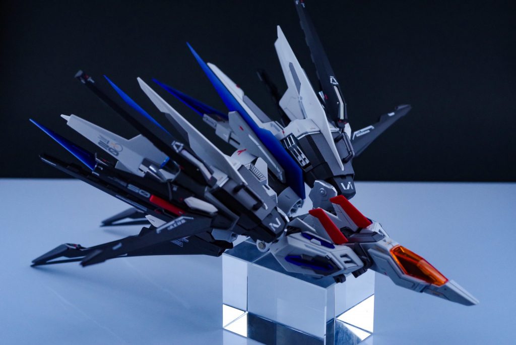 バックパックは少し無理やりですが飛行形態にもなります!