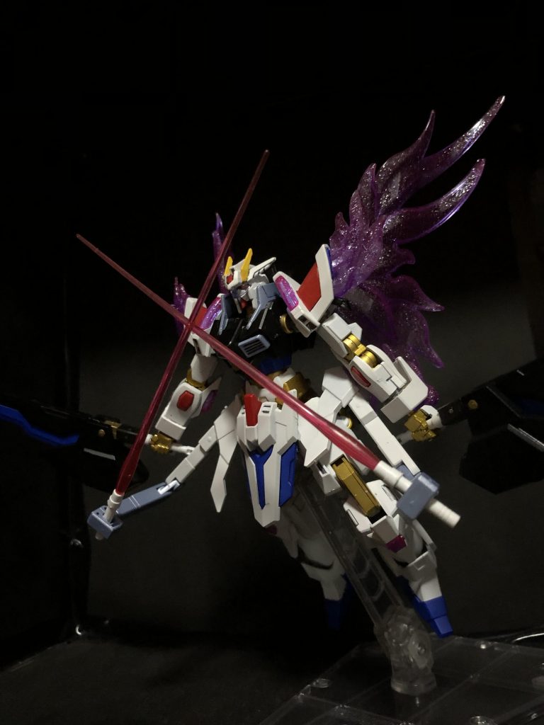 主翼を武器に使う際は、接続部などにエフェクトを取り付けて最大出力に
主人公系のカラーをしつつも紫のクリアパーツを使用することで一風違うイメージに仕上げることができました。