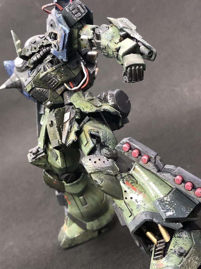 *脚部ミサイルランチャー*これまた連邦から剥ぎ取ったミサイル。左半身に弾幕が偏っているようだ。