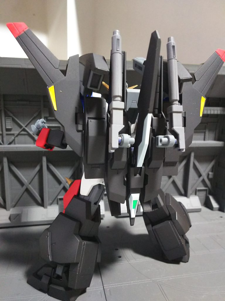 背中にはライトニングバックパックウェポンを上下逆にして接着してます。