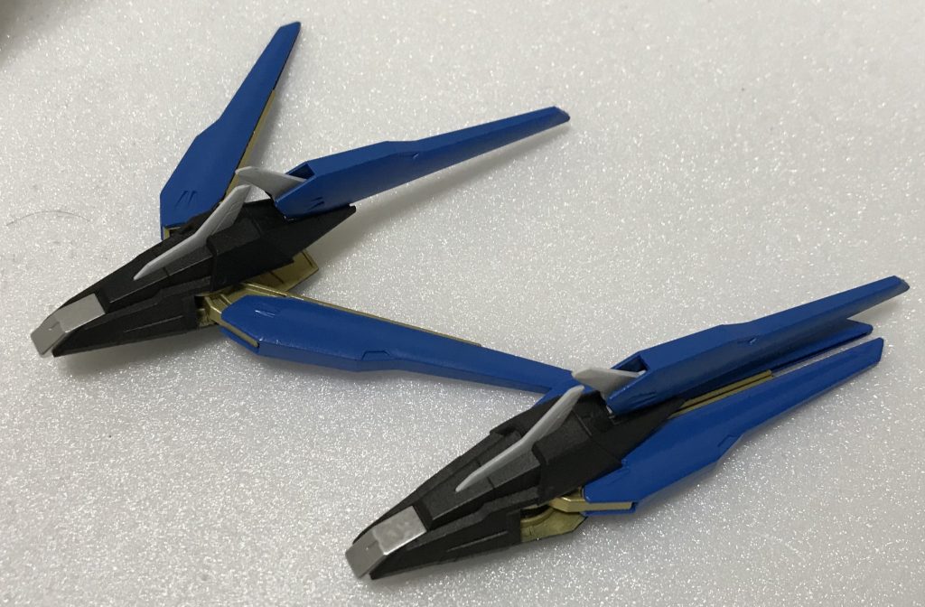 本体肩部に装備されている
アメイジングストフリのドラグーンシールドを
改造して作った【ドラグーンアタッカー】
サーベルを持たないこの機体の唯一の
格闘兵装兼大型シールドとなっている
ちなみにこいつ単体での運用も可能
(脳内設定)