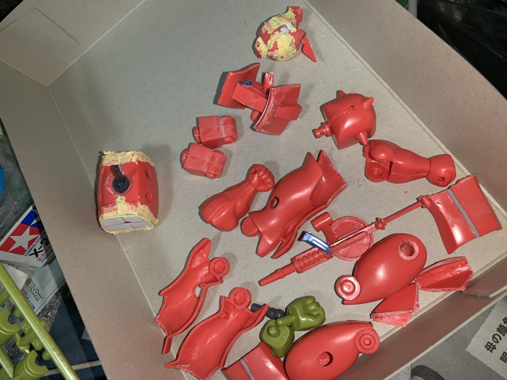 元キットを分解！
手首パーツは画像ではマインレイヤーですが
強行偵察型ザクを複製。