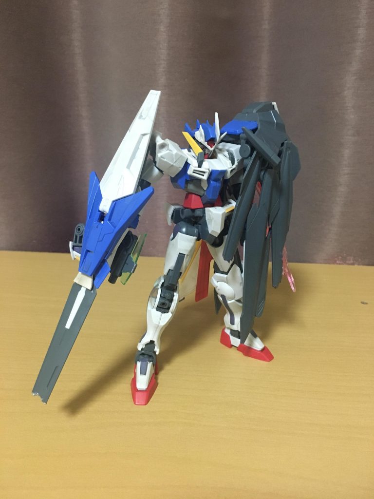 本体は00ダイバーを使用。
他にはノーネイムライフル、ウイングフェニーチェ、ユニバースブースター、アームアームズ、ダイバーエースユニット、00ライザー(デザイナーズカラー)など所々別キットのものも使用しています。
右手にはGNダイバーソード改を装備。
ダイバーエースユニットや00ライザーの部品から作りました。