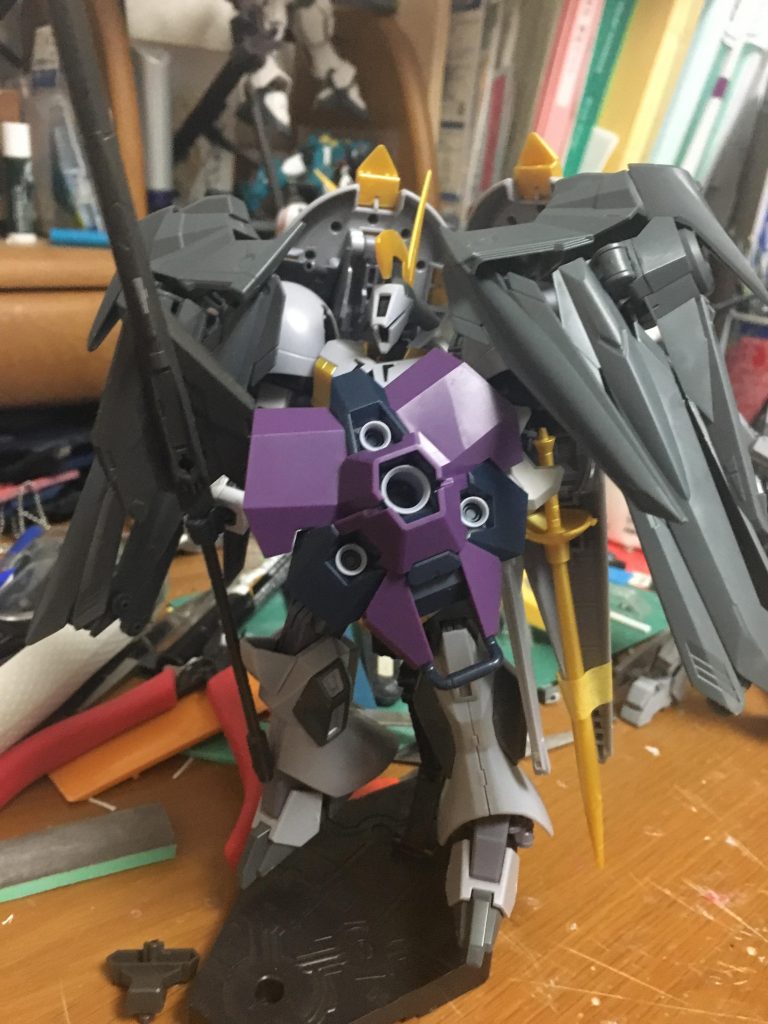 かなり昔に素組みしたR・ギャギャをベースにジオン軍に参戦するため改造し始めました
大きな改造点は肩から下をキマリスヴィダールに換装
胴の背部にアームアームズを使ってのシールドアームを接続して、ノーネイムライフルを2つ、肩に接続。
武装は鉄華団セットの対艦ランスメイスとローゼンズールのシールドを流用しました