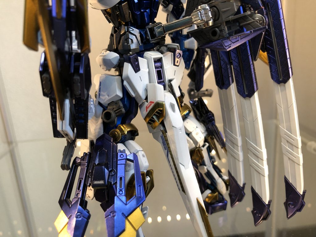 腰部背面にはテールブースターを装備し機動性を確保しています