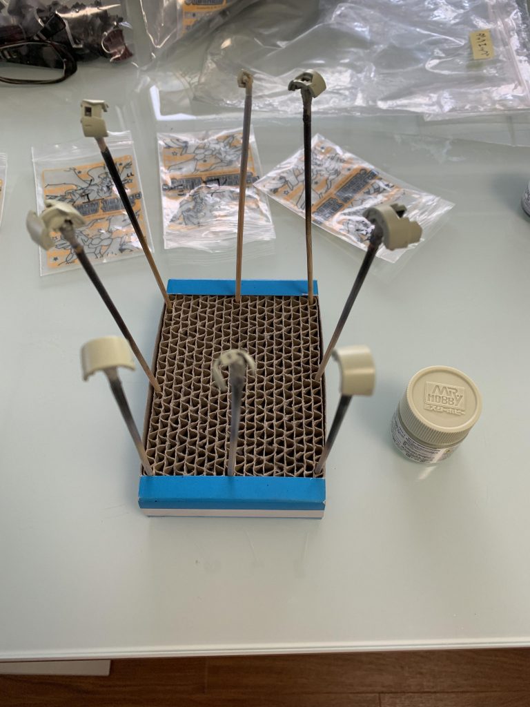 メタルカラーが乾いたら、その上から基本になる色を吹きます。