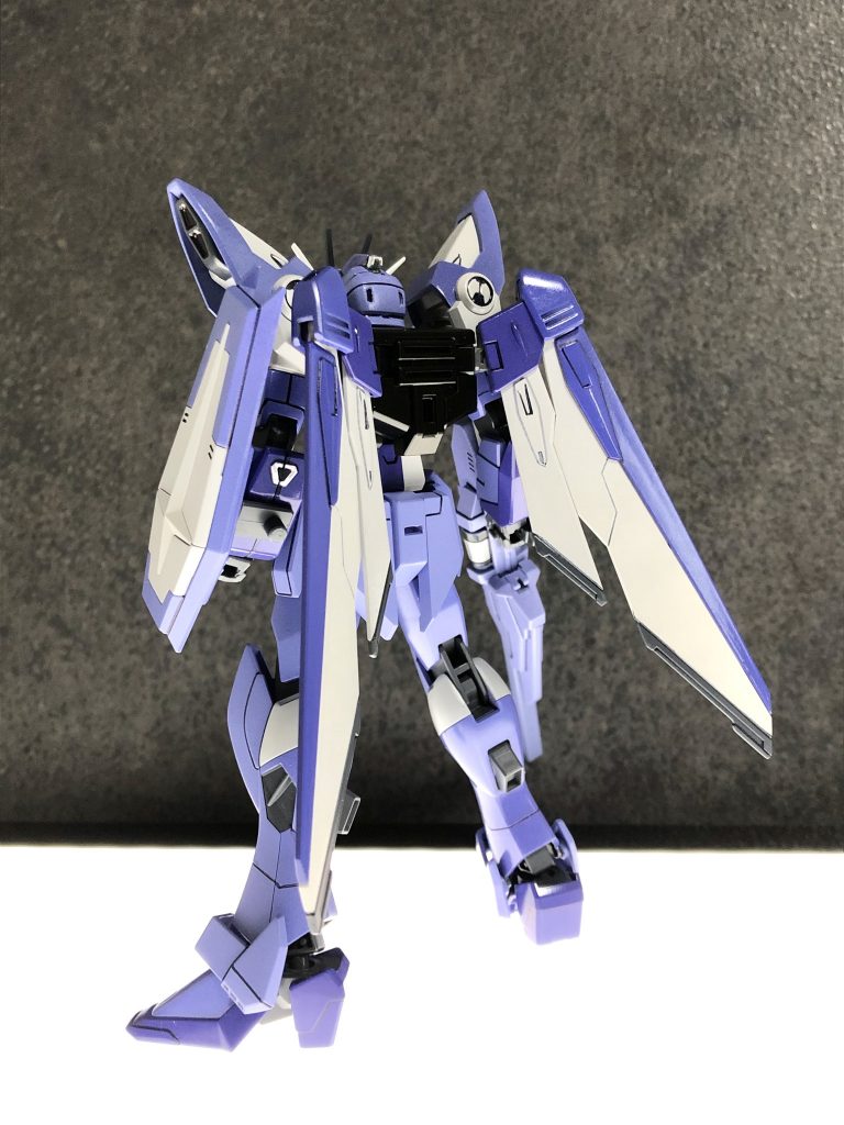 パーツ構成は……いたってシンプルですね。頭部、胸部、腰部、脚部、シールドはインパルスガンダムで、腕部、バックパック、ライフルはウイングガンダムです。近接武装は映像からは確認できず…フォールディングレイザーだけ……??ウイングの変形機能もインパルスの合体分離機能もオミットされているのでしょうか。どんな戦い方をするのか楽しみです。