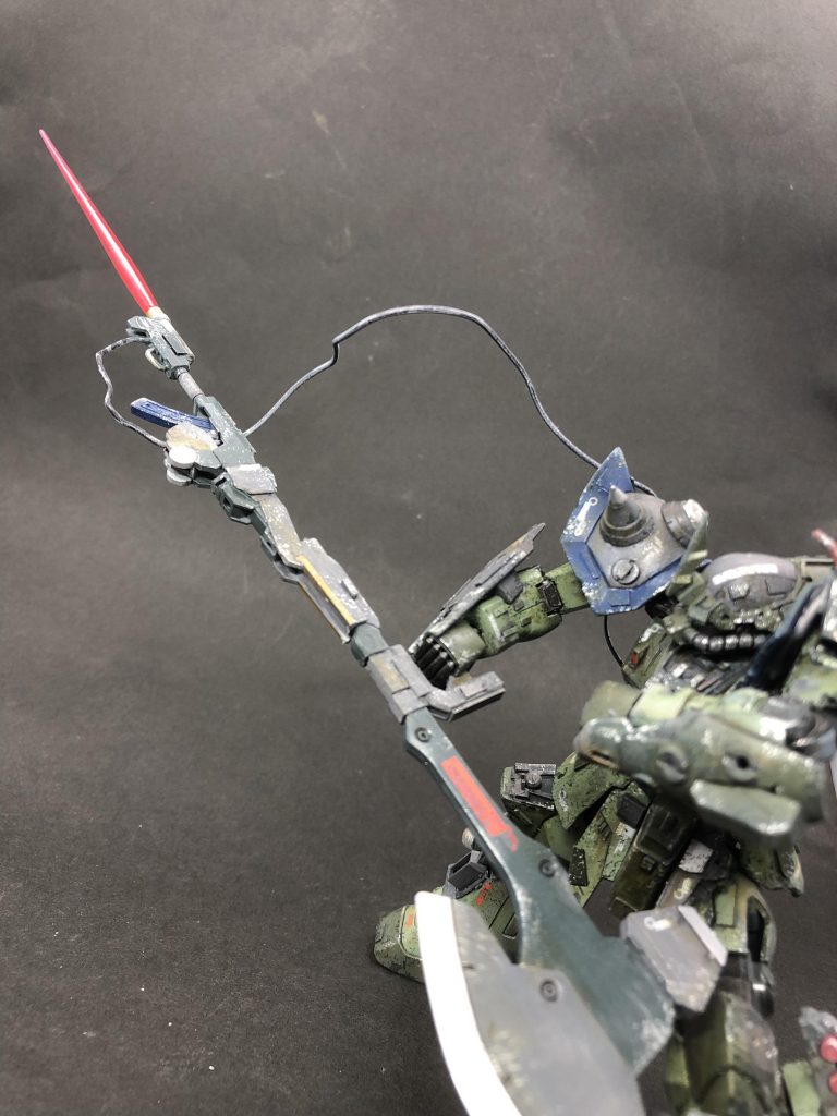 先端には鹵獲した機体のビームサーベルが取り付けてある。推力不足にならないよう背部に大型のタンクを積んである。