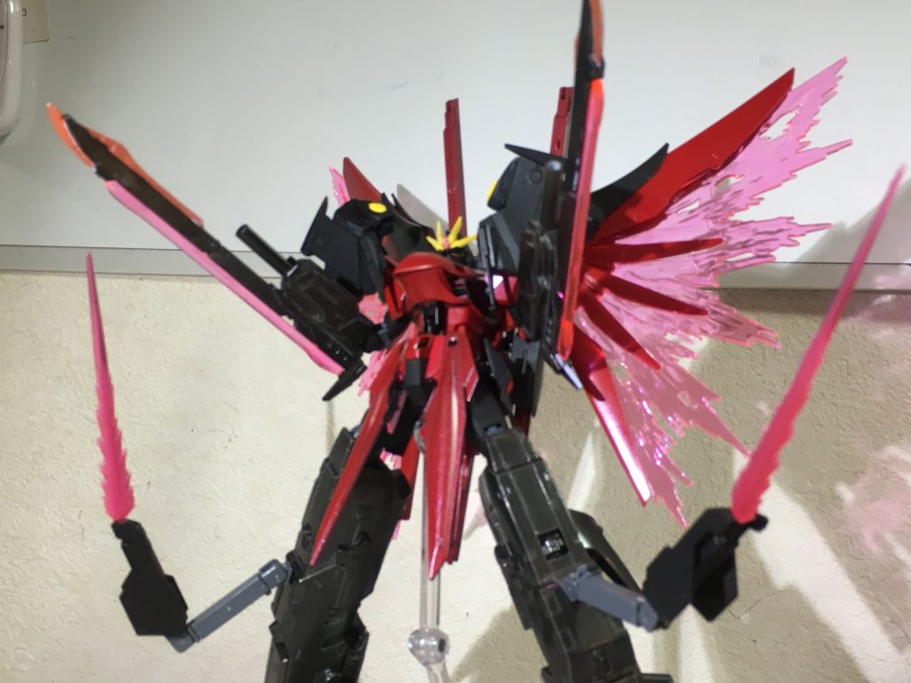 懐に飛び込まれた時の対策のために脚部ブースターに隠し腕を搭載しています
フラッシュエッジの基部を仕込んでいるためビームサーベルとしての機能のみとなります