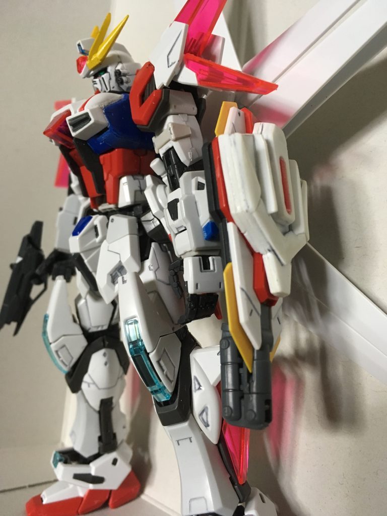 シールドの追加装甲はプラ板とクリアパーツのランナーでスクラッチしました。ノズル?部分はパーツが噛み合っただけで無加工です。