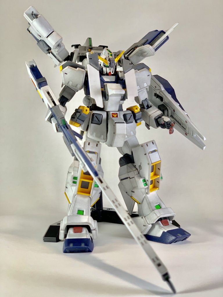 素立ちポーズを撮るには後ろに支えがないと安定しないので台座を使っています。