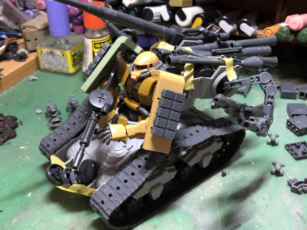 ジオンチームですが、ガッツリ連邦とミキシングしてます。
連邦のガンタンク初期型をジオンがリサイクルして戦い続けているのさ。きっと。