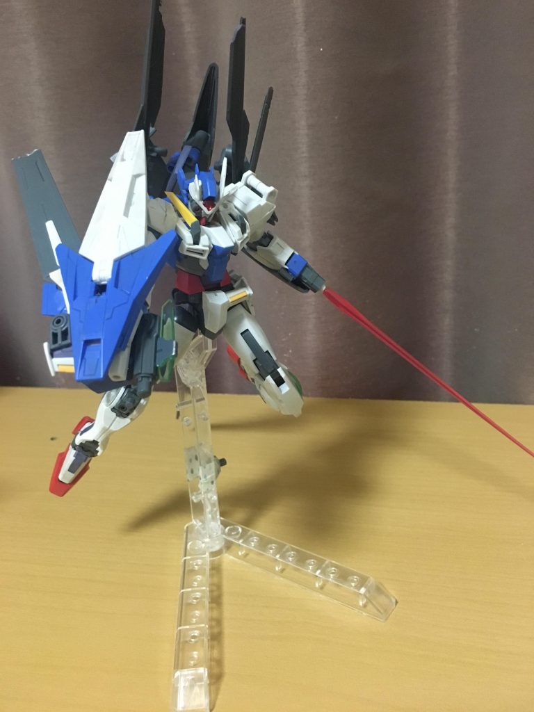 また、左手は武器腕としてビームガン兼ビームサーベルとしています。
GNダイバーソード改は勿論、折りたたみライフル形態を取ることも可能です。