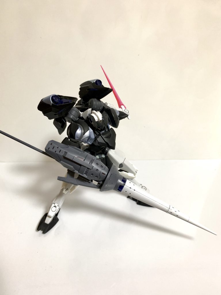 #アクション#
全体的にガッシリした機体ですがベースになっているジンクスの可動域を全く殺してないのでいろんなポージングが可能です。