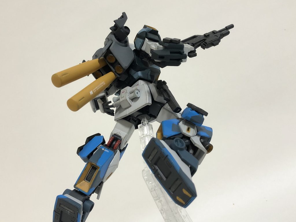 腰のビームサーベルはそのまま残してあります。