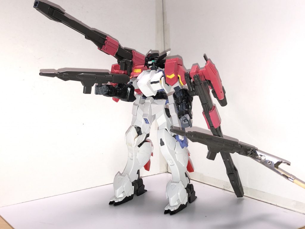 第二換装「アルティレリア」
この装備は「砲撃」がテーマとされており、アンゲロスの機体特性をフル活用した装備となっている
リアクターで生成された余剰エネルギーを肩のレールガンに全て送り、特殊な弾となって放たれるその威力はダインスレイヴに匹敵するとされている
通常時は肩に装備されているビームライフルで応戦する
「アルティレリア」はスペイン語で「砲撃」を意味する