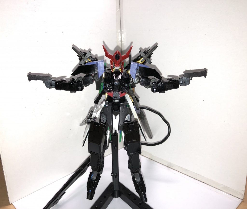 リアクター弾小型銃｢ストゥルトゥス｣
リアクターから生成されたエネルギーを弾丸に変換して発砲する小型銃のこと
今回の改修でリアクターのリミッター上限を上げられたため兄弟機であるアンゲロスと同じエネルギーの使い方が可能となったため本武装を開発し、装備させた
フロントアーマーにマウントすることでチャージされ、手に持つことでチャージ分を使える仕様となっている  威力はグレイズにライフル程だが連射性が高いため、敵の防御を容易に崩せる
｢ストゥルトゥス｣はラテン語で｢愚者｣を意味し、パイロットのラスティが愚者だと見なした敵にはこの武装で屠るそうだ