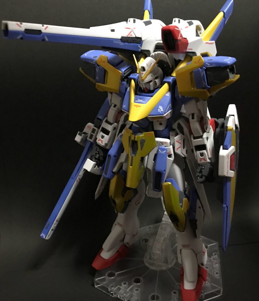 フロントビュー
アサルトパーツの金色の部分は、百式のエマルジョン塗装の技術の発展型が使用されているという考察で、
メタリック塗装を施しています。
そのほかはつや消しで仕上げています。