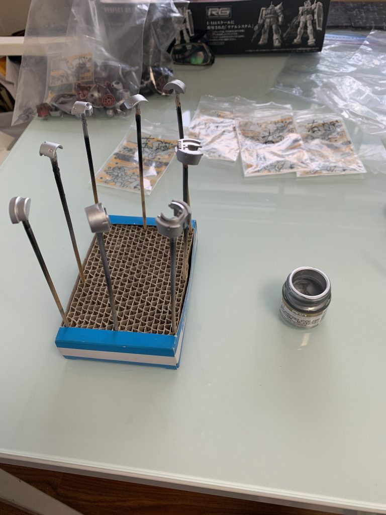 チッピングは剥がしの方法でやりました。
まずシルバーを吹いたら、剥がしたい部分にメタルカラーのアルミを筆塗りします。