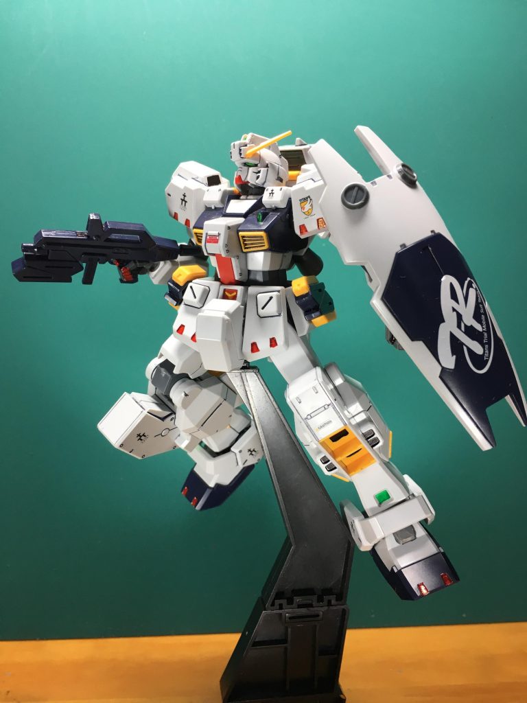 　今回は頭部、肩アーマー、前腕、太腿、ライフルの合わせ目を消しました。脛から下はほぼ合わせ目が出ない構造で、かつパーツが大きかったので、とても組み立てやすかったです。肘の二重関節やハンドパーツの造形は、後年のHGUCキットに大きな影響を与えたことを実感しました。