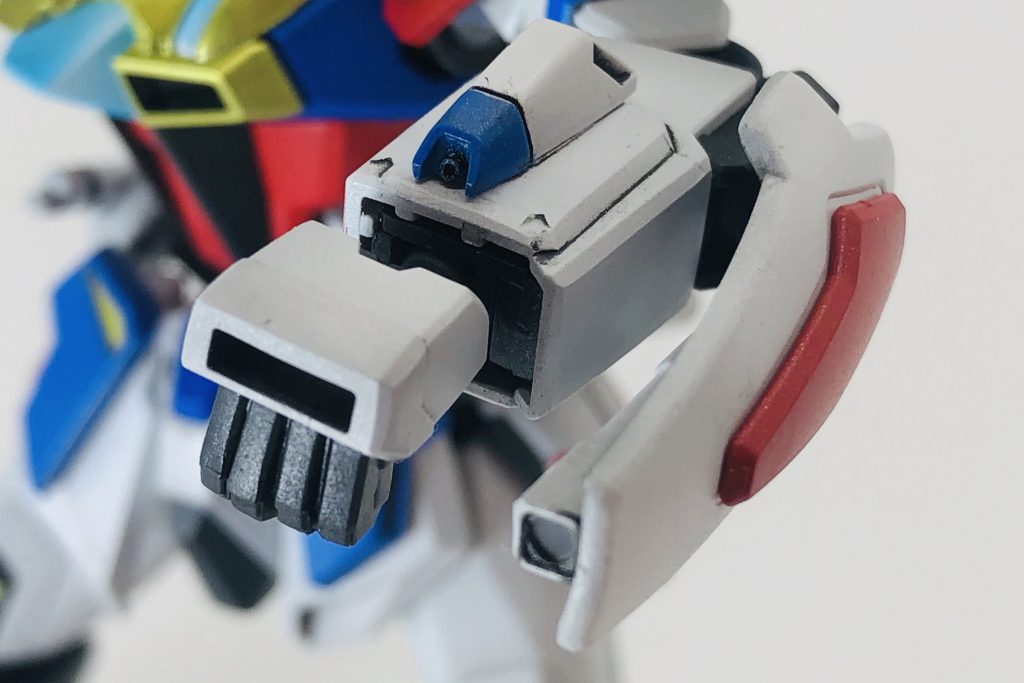 *イーゲルシュテルン*頭部から腕部に移動したバルカン砲。腕部に移動した事で2方向に撃つことができる。連撃の中で使用する他、牽制や撹乱時に使用される。