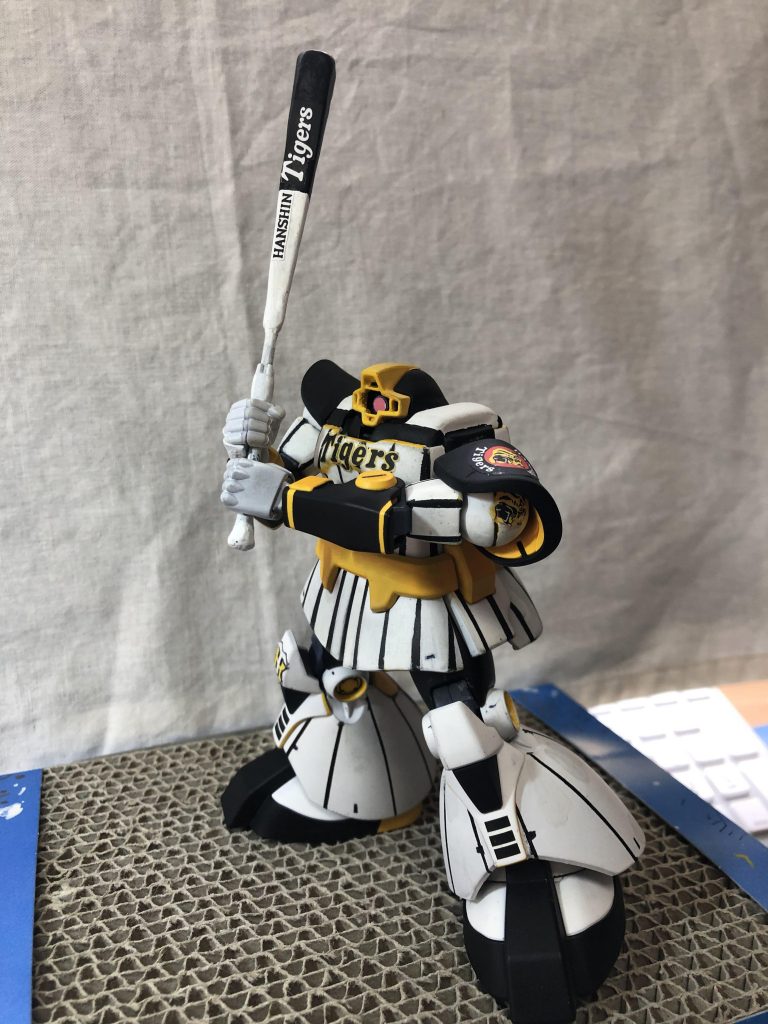 ヒートサーベルはバットっぽく。
背中にマウントするために継ぎ目はそのままの細さになってます。
カクカクになってしまったのは技術不足です。塗りも甘いので見た目汚いですね…。